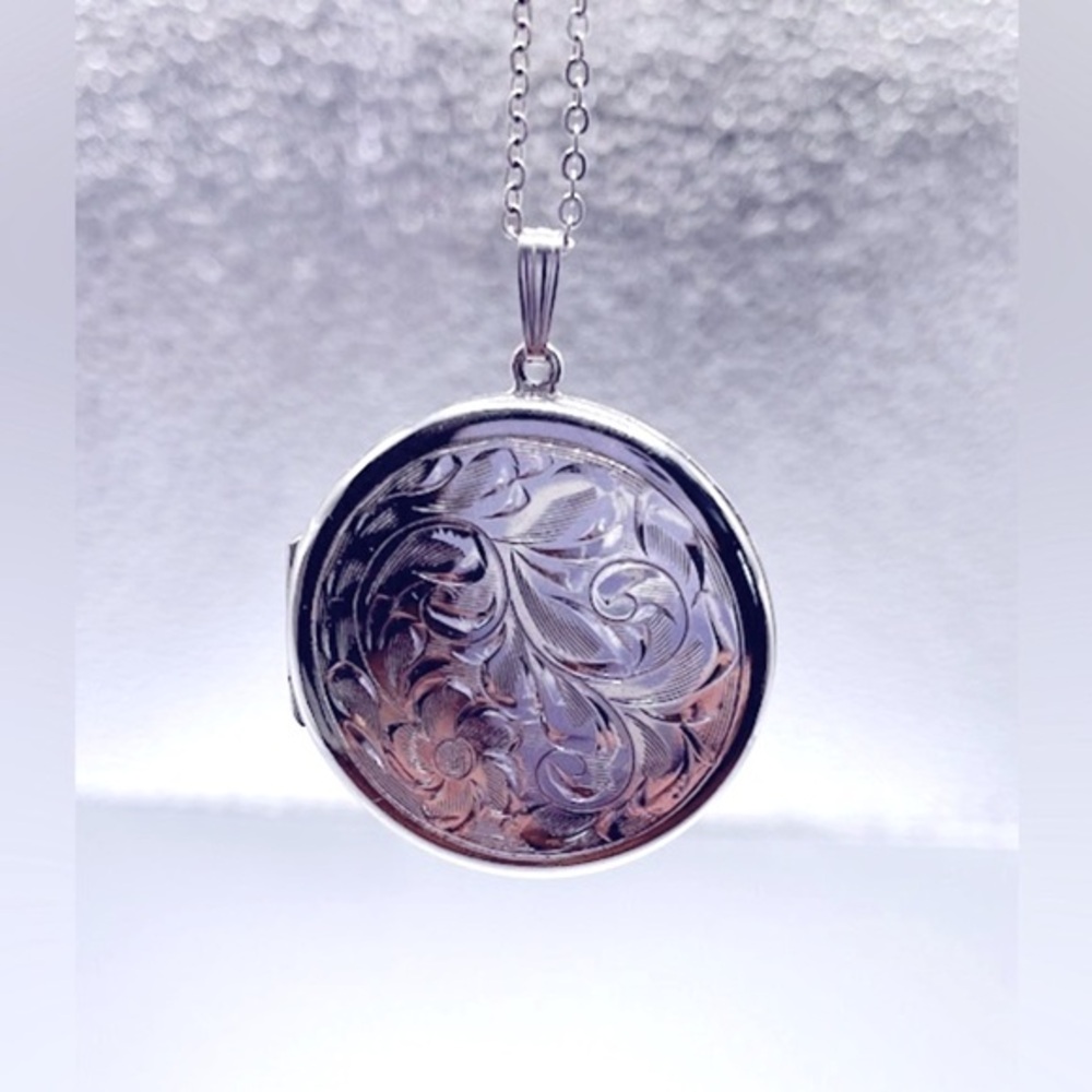 Vintage 1960s Floral Engraved Sterling Silver Locket Pendant 1”